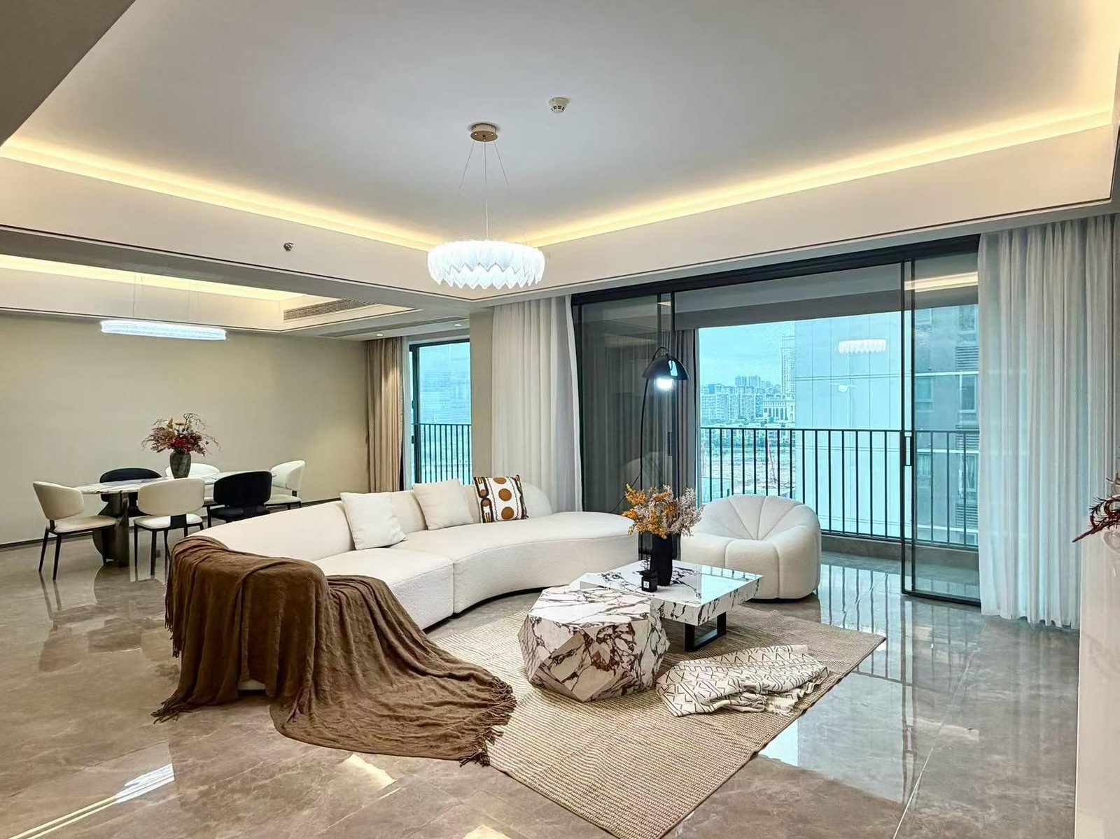 Poly Weita 290sqm flat